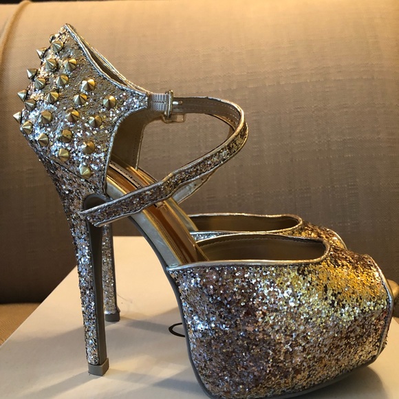 Olsenboye Gold Heels w/ spikes Sz 7 - Picture 2 of 5